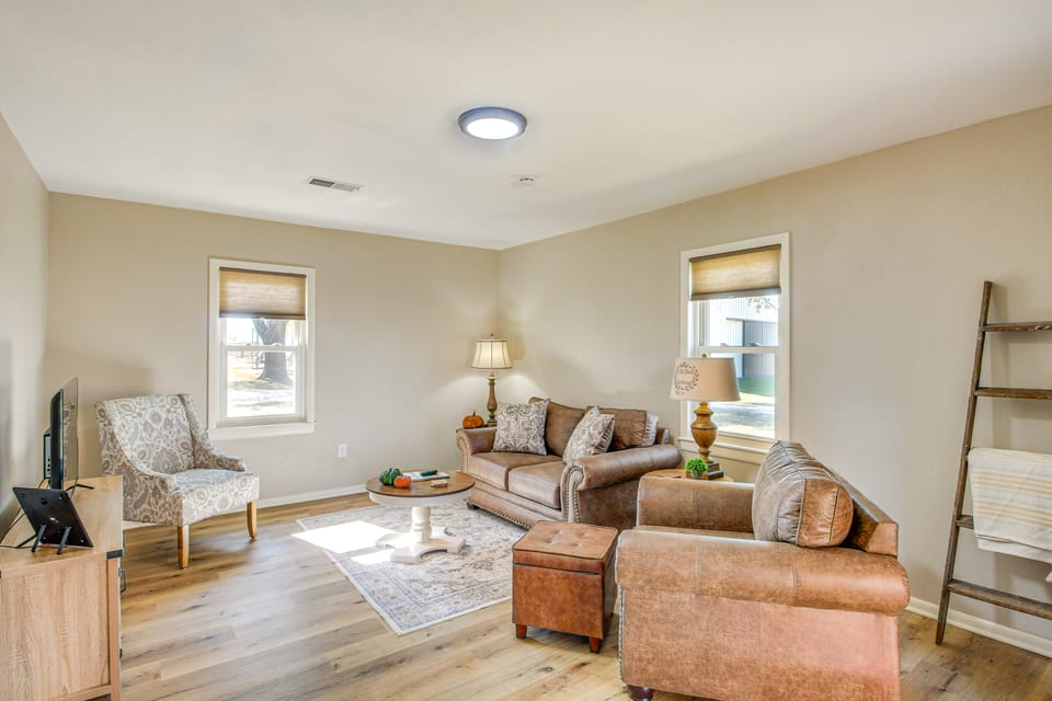 15 Mi to La Cygne Lake: Peaceful Ranch Home House in Ozark Mountains