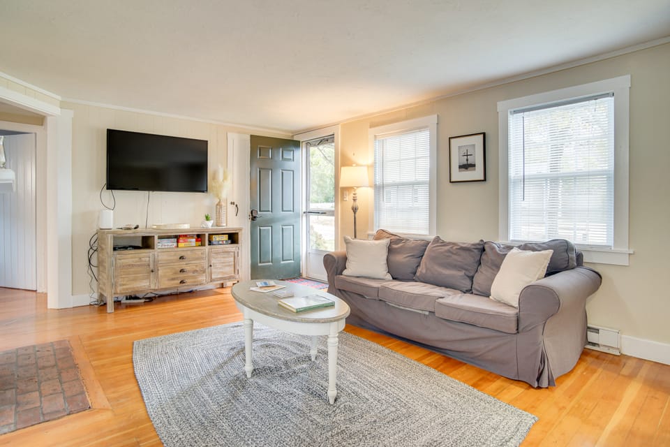 Walk to Beaches & Dining: Classic Cape Cod Cottage Cottage in Dennis Port