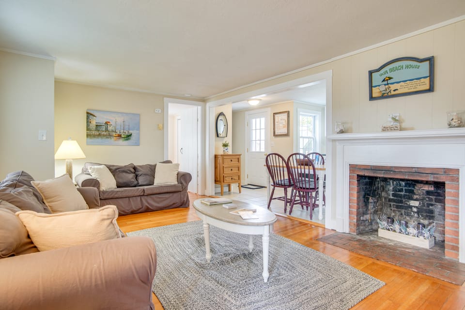 Walk to Beaches & Dining: Classic Cape Cod Cottage Cottage in Dennis Port