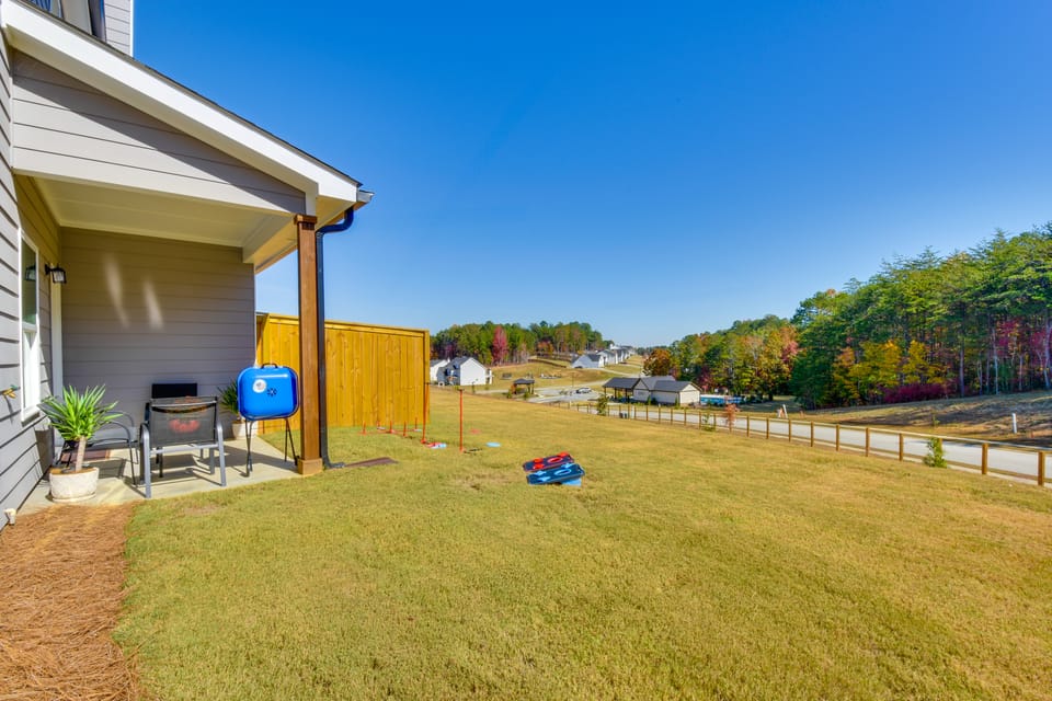 Work, Explore & Relax: Modern Townhome in Lula! Apartment in Lake Lanier