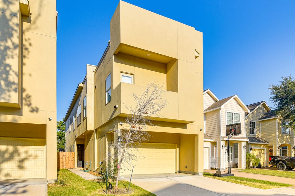 5 Mi to NRG Stadium: Updated Home w/ Patio House in Houston