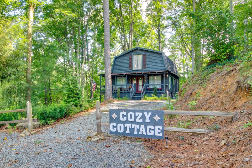 Deck & Grill: 'Cozy Cottage' in Talking Rock! Cottage in Georgia