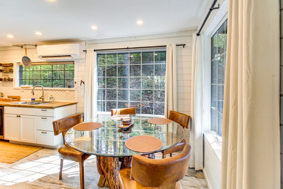 Deck & Grill: 'Cozy Cottage' in Talking Rock! Cottage in Georgia