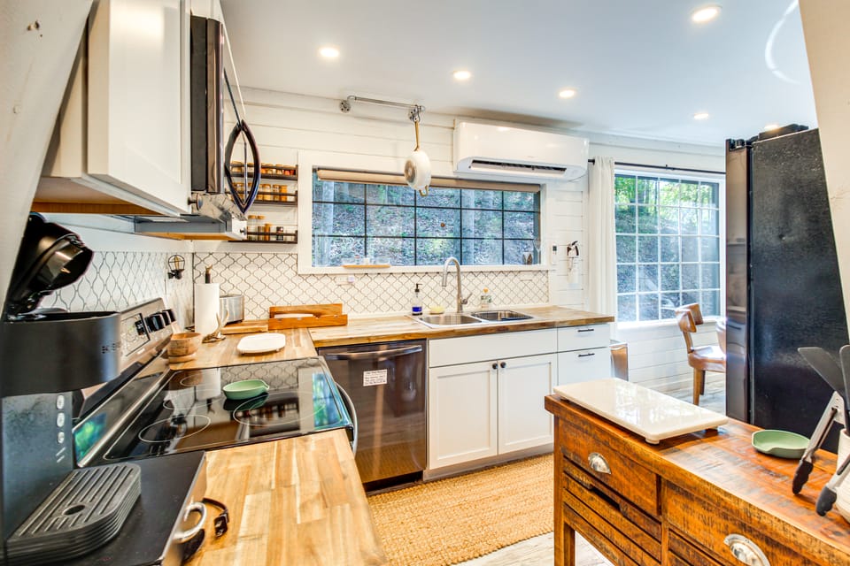 Deck & Grill: 'Cozy Cottage' in Talking Rock! Cottage in Georgia