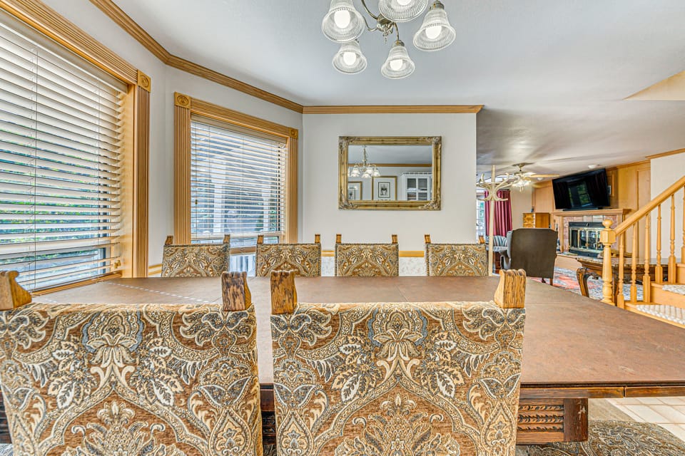 4 Mi to Ski Cloudcroft: Family Escape w/ Fireplace House in Cloudcroft