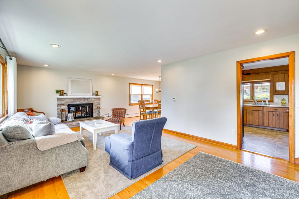 4 Mi to Beach: Furnished Deck at Waterford Home! House in Waterford