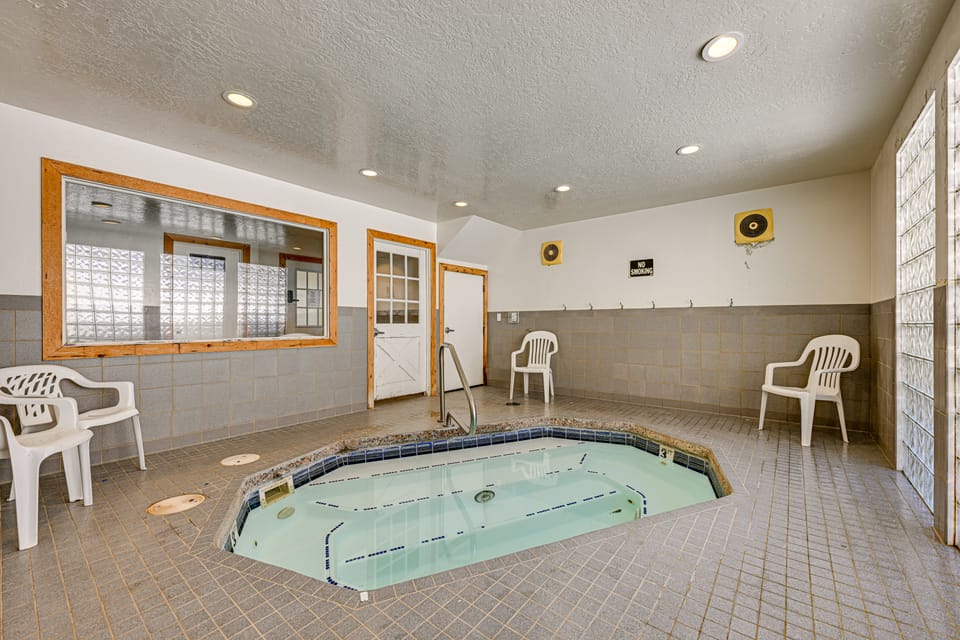 Walk to Giant Steps & Hot Tub: Brian Head Condo! Apartment in Brian Head