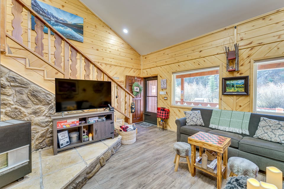 < 1 Mi to Skiing: Family-Friendly Red River Haven Apartment in Red River