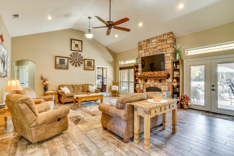 4 Mi to Dtwn: Home w/ Pool in Stephenville! House in Stephenville