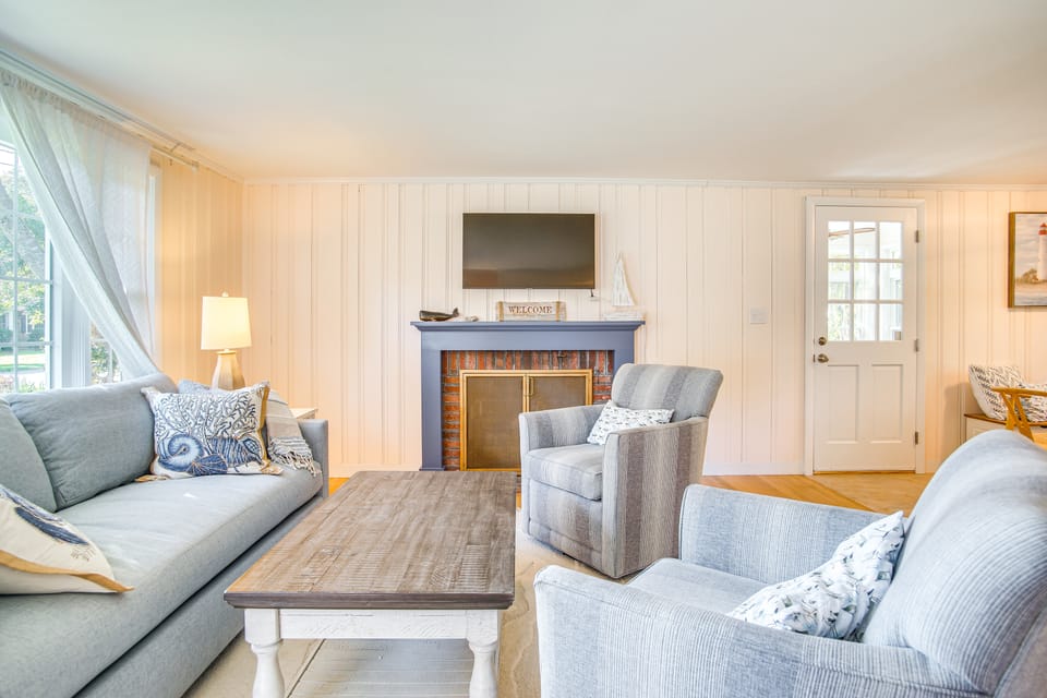 Bike to Private Beach: Cape Cod Escape w/ Sunroom House in East Falmouth