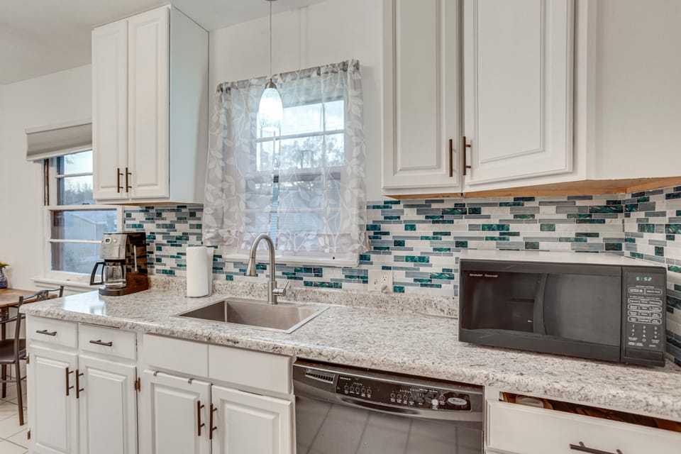 7 Mi to Downtown Minneapolis: Home w/ Fire Pit! House in Richfield