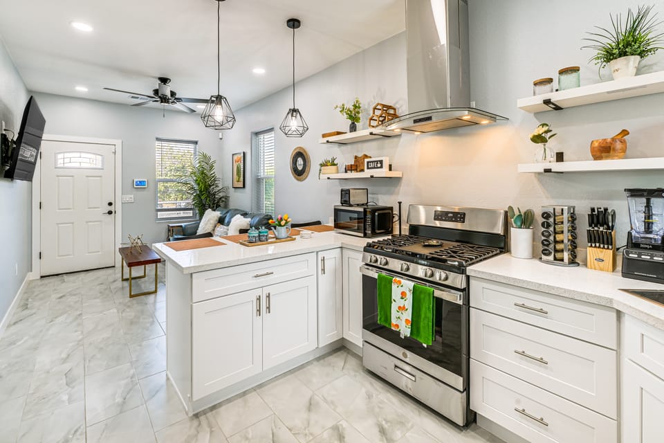 Small-Town Charm & Patio Dining: Home in Madera! House in Madera
