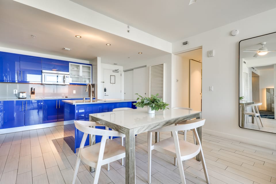 Walk to Bars & Eats! Luxe Ft Lauderdale Condo Apartment in Fort Lauderdale