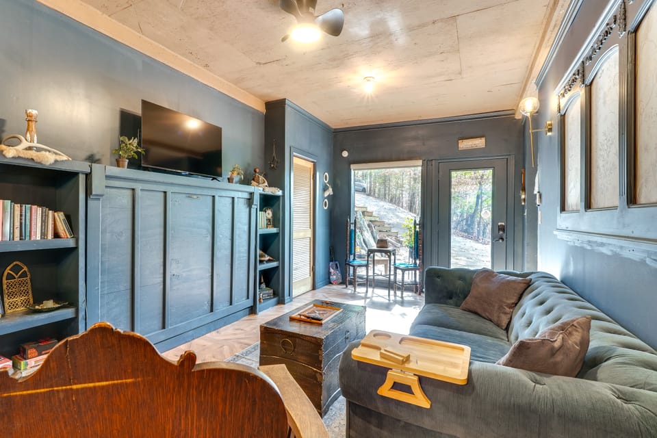 Grill & Rooftop Deck: Cozy Hideaway in Garfield Apartment in Beaver Lake