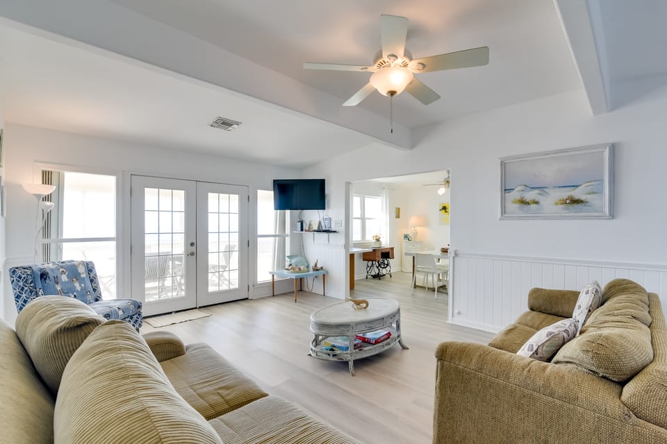 Walk to Bermuda Beach! Family Getaway w/ Deck House in Hitchcock