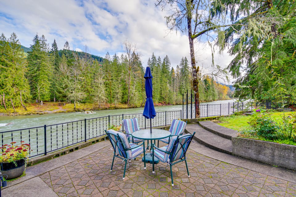 Darrington Home on River w/ Mountain Views House in Washington
