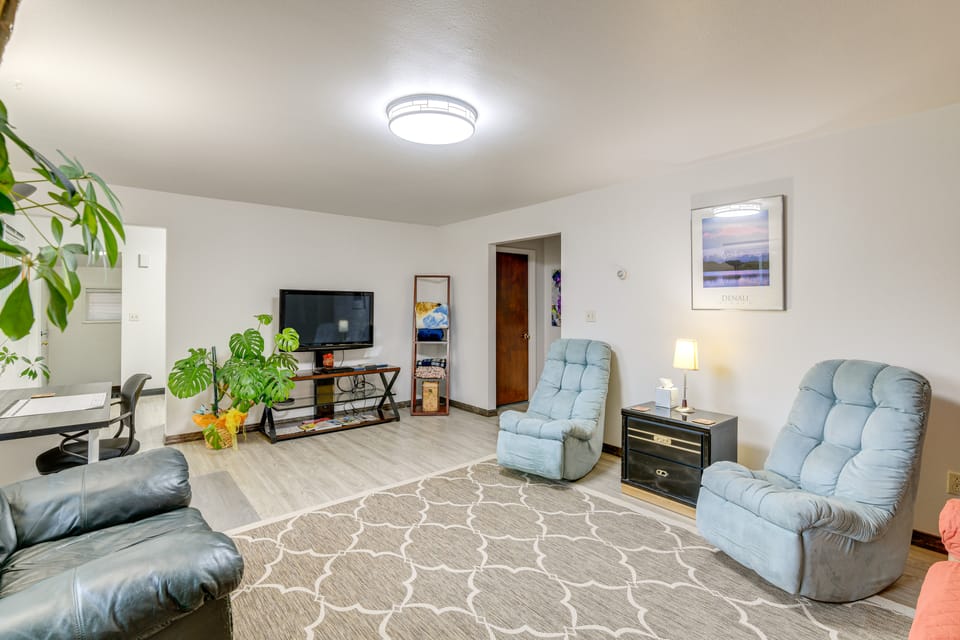 Anchorage Townhome: 2 Mi to Dwtn! Apartment in Anchorage