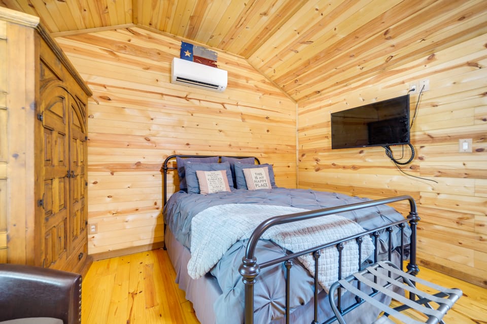 Happy Haven | Hill Country Couple’s Cabin Retreat Apartment in Rio Grande