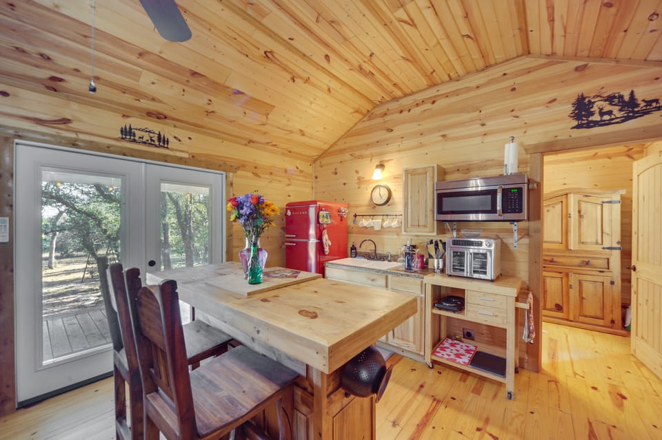 Happy Haven | Hill Country Couple’s Cabin Retreat Apartment in Rio Grande