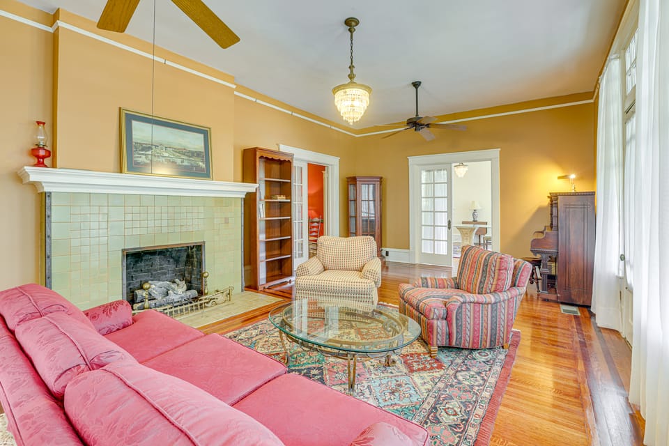 1 Mi to Dtwn Meridian: Historic Home w/ Porch! House in Meridian