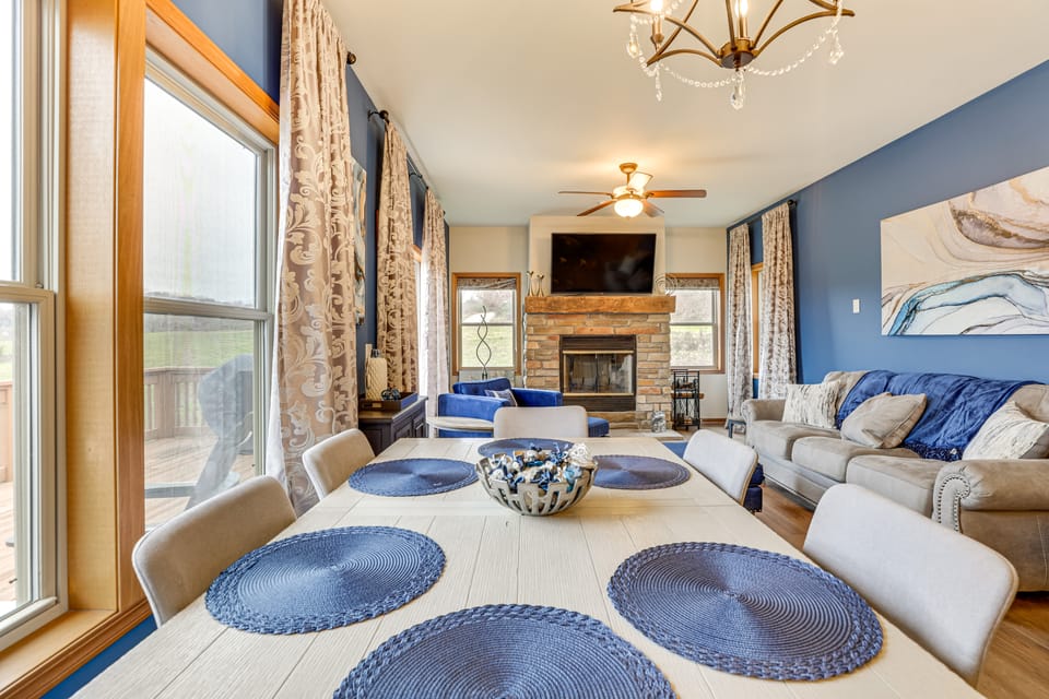 Panoramic Views w/ Resort-Style Amenities! House in Illinois