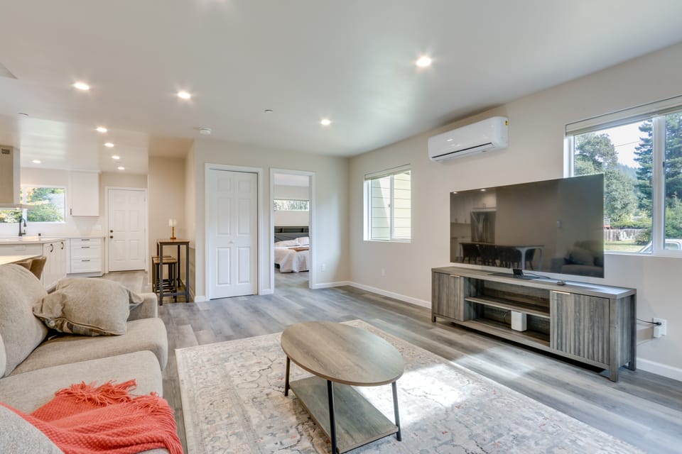 Steps to Russian River: Peaceful Monte Rio Retreat House in Monte Rio