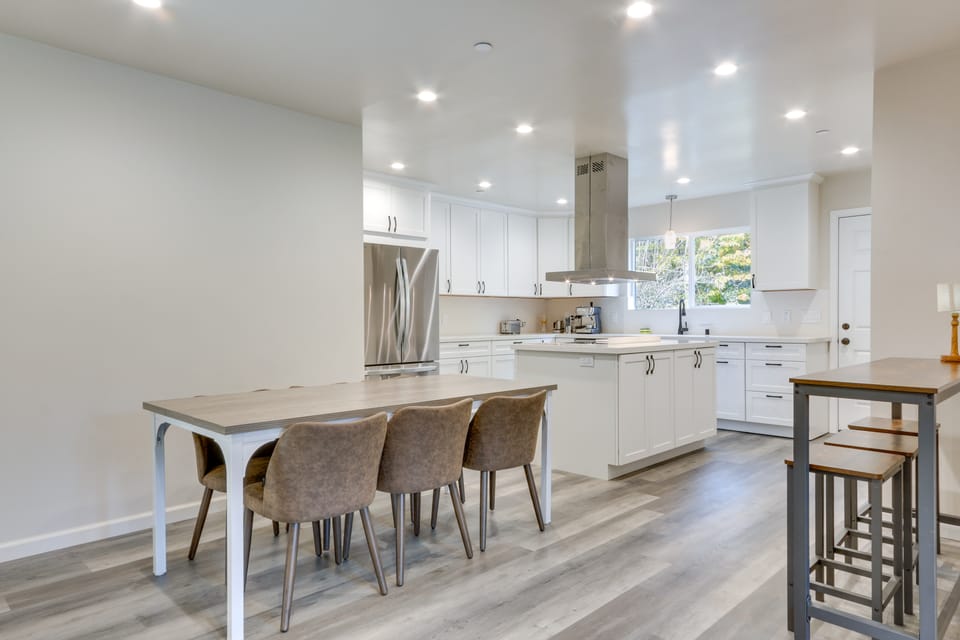 Steps to Russian River: Peaceful Monte Rio Retreat House in Monte Rio