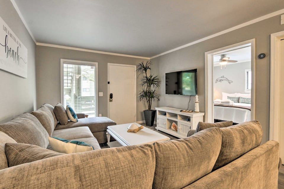 < 1 Mi to Beach: Hilton Head Condo w/ Pool Access! Apartment in Hilton Head Island