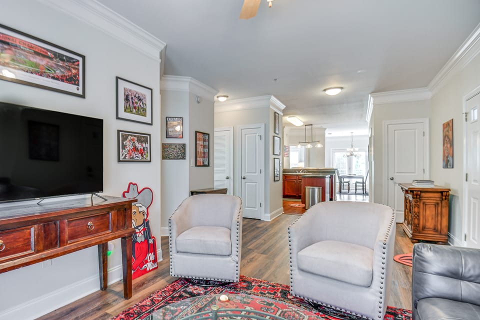Ultimate Athens Retreat: 1 Mi to UGA & 5 Points Apartment in Athens