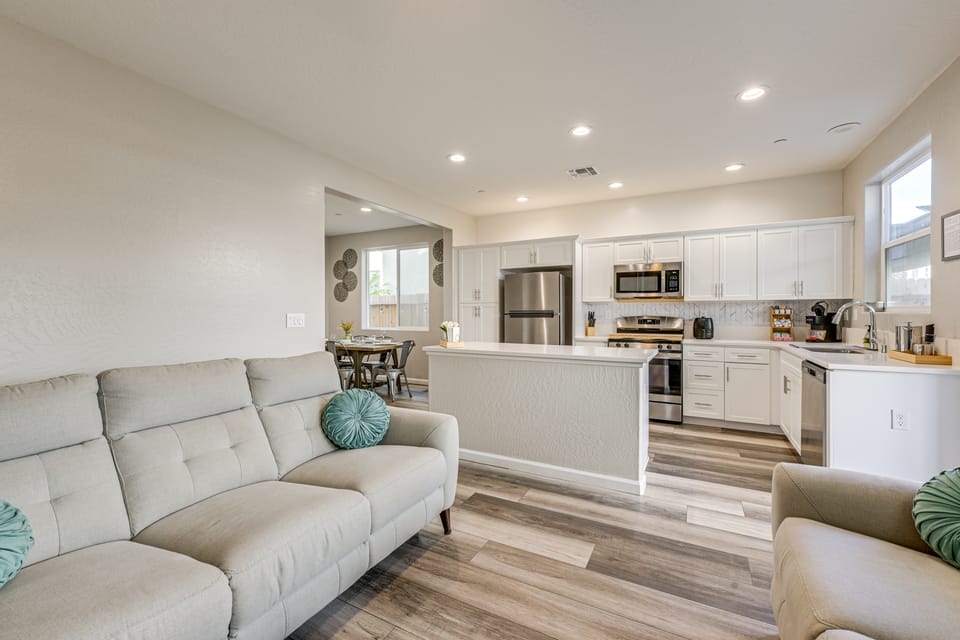 36 Mi to Sequoia NP: Pet-Friendly Home w/ Dog Run! House in Visalia