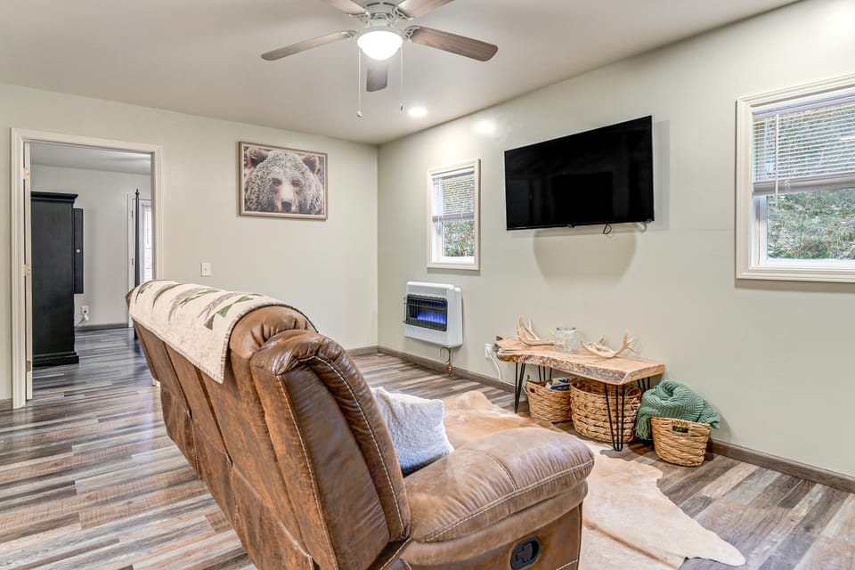 1 Mi to Hunting: Cozy & Secluded Stout Cabin House in Ohio