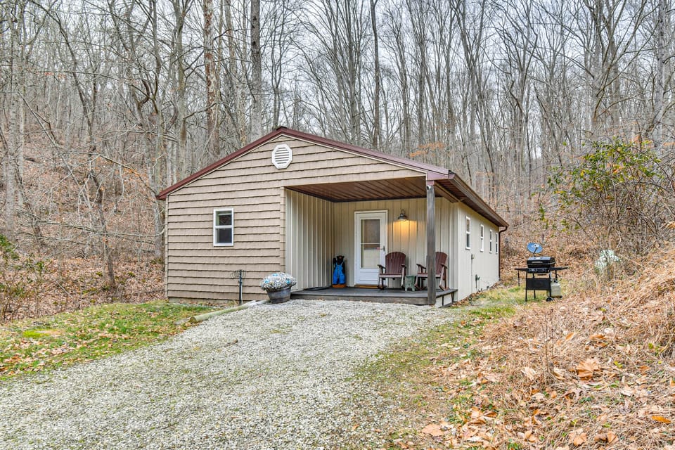 1 Mi to Hunting: Cozy & Secluded Stout Cabin House in Ohio
