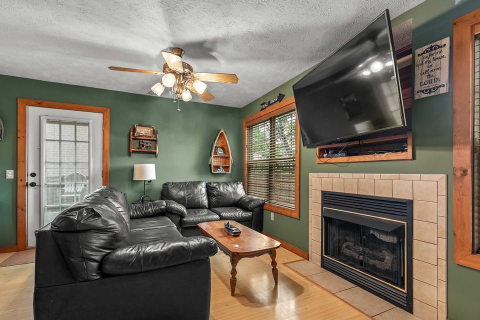 Walk to Lake: Lampe Cabin w/ Fireplace & Deck! House in Table Rock Lake