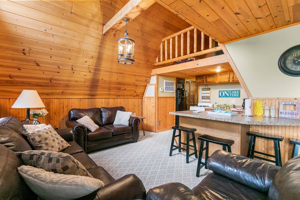 8 Mi to Dogwood Canyon: Cozy Cabin w/ Deck House in Table Rock Lake