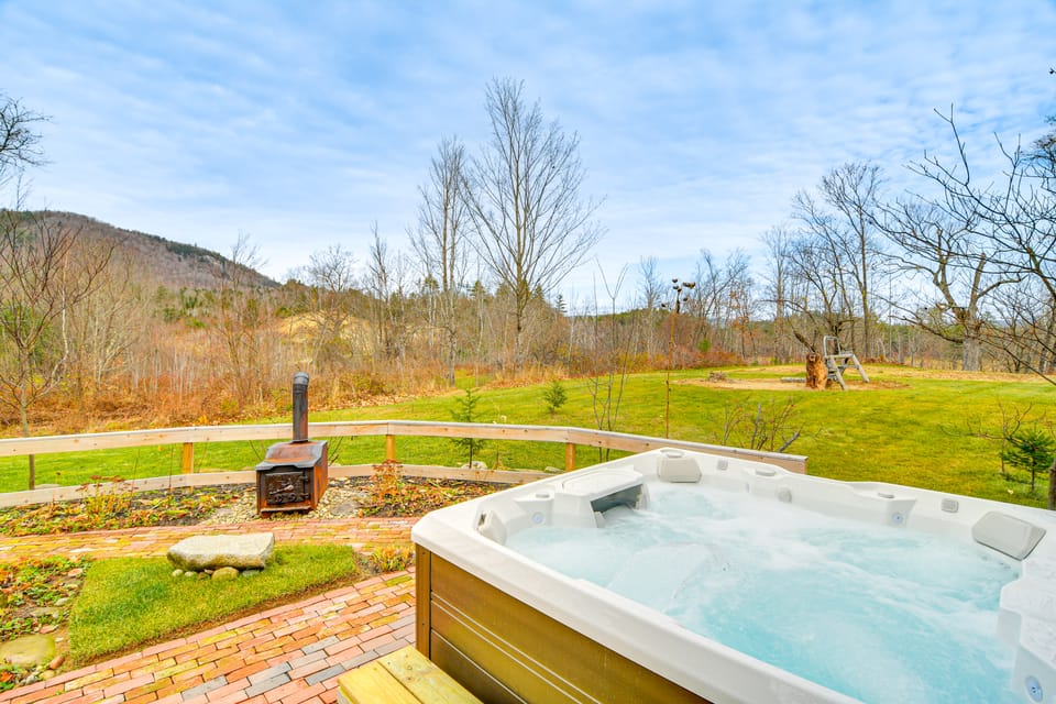 10 Mi to Skiing: Historic Farmhouse in Maine! House in Rumford