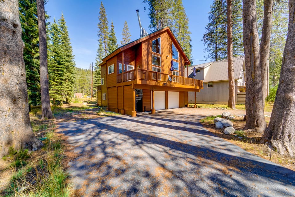 Neighborhood Beach Access! Soda Springs Getaway House in Sierra Nevada