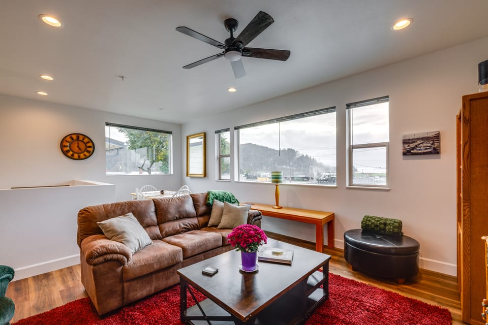 Walk to Marina: Tillamook Bay Apt w/ Water Views! Apartment in Garibaldi