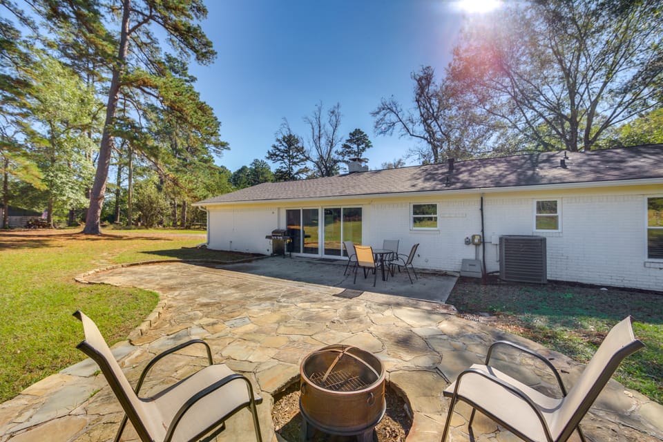 Fire Pit & Grill: Tyler Home on 5 Acres! House in Texas