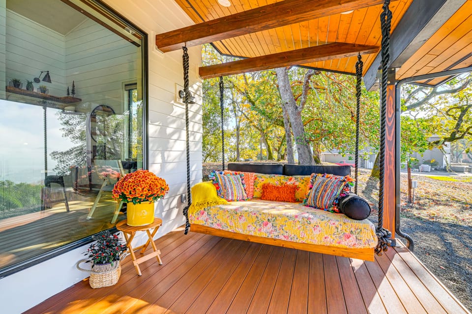 Dreamy Hilltop View: Roseburg Retreat w/ Hot Tub! Cottage in Oregon