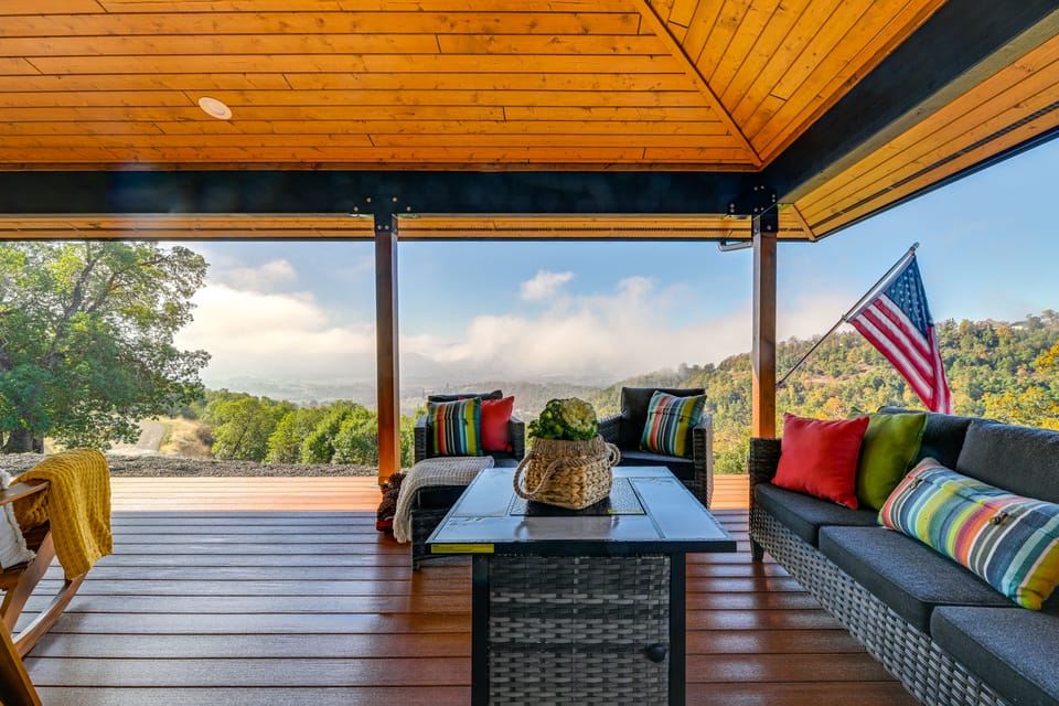 Dreamy Hilltop View: Roseburg Retreat w/ Hot Tub! Cottage in Oregon