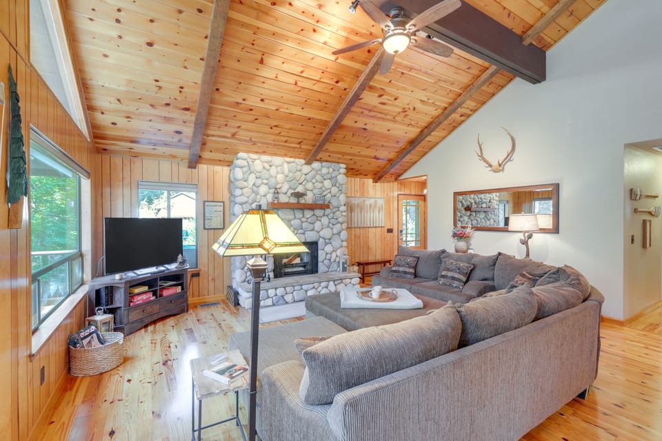 Quiet Cabin w/ Deck: Near Lake Almanor! House in Lake Almanor