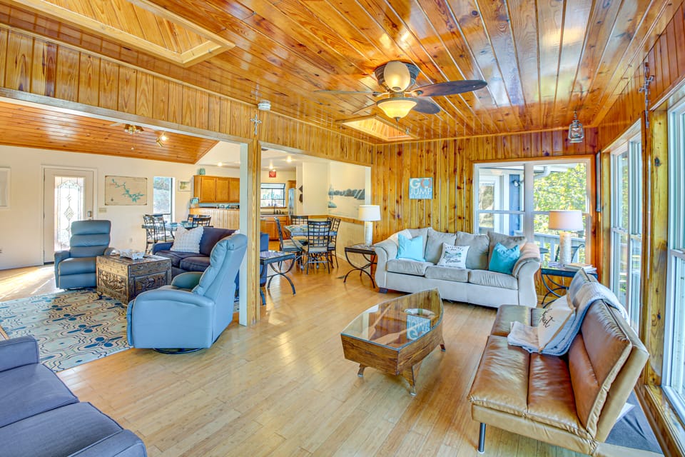 Lake Hamilton Escape w/ Boardwalk & Boat Dock! House in Piney