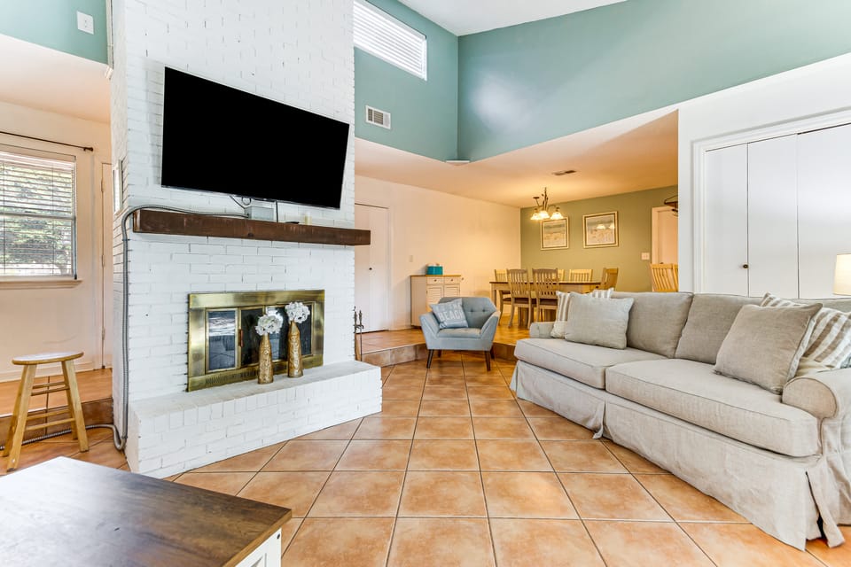 Near Top Beaches: Gulf Breeze Oasis w/ Grill Villa in Pensacola Beach