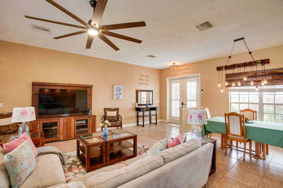 9 Mi to Downtown Fort Myers: Home w/ Lanai + Grill House in Cape Coral