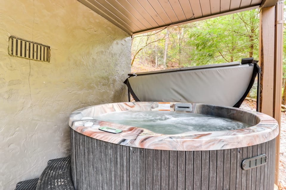 Pet Friendly! Riverfront Ellijay Cabin w/ Hot Tub House in Georgia