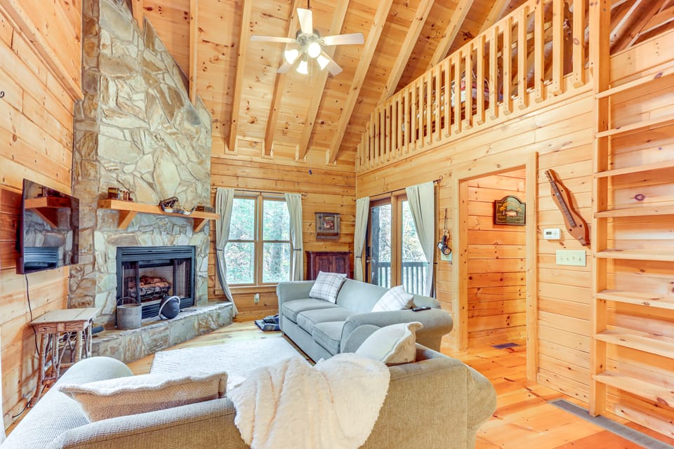 Pet Friendly! Riverfront Ellijay Cabin w/ Hot Tub House in Georgia