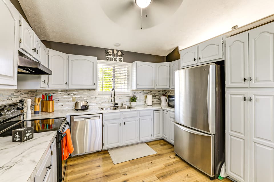 3 Mi to UNL & Memorial Stadium: Home w/ Large Yard House in Lincoln