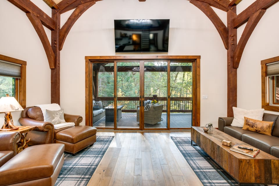 Bear Lodge Waterfront Cabin w/ Level 2 EV Charger House in Calaveras County