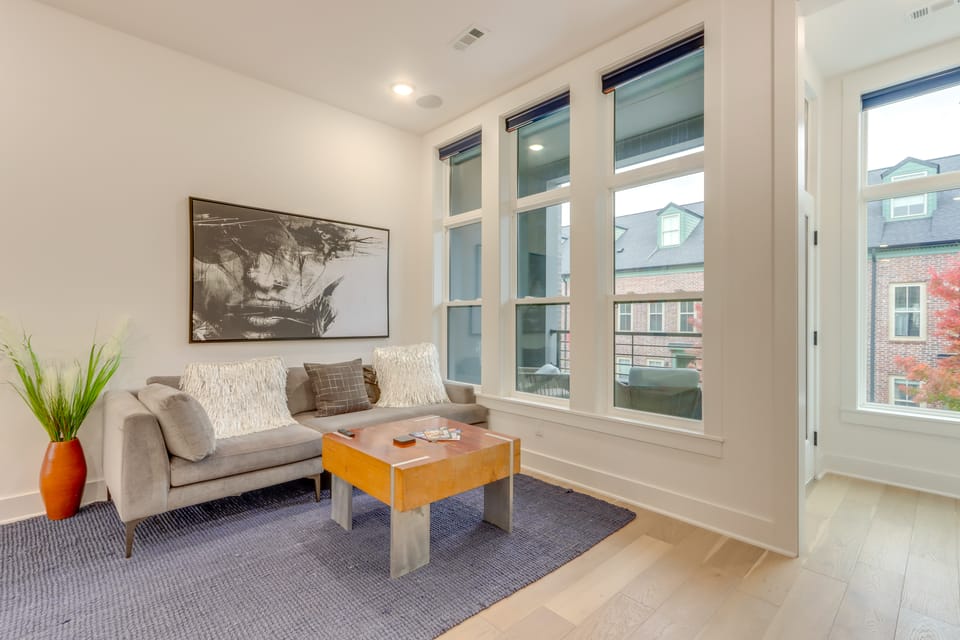 Near Downtown: Luxury Townhome in Bentonville! Apartment in Rogers