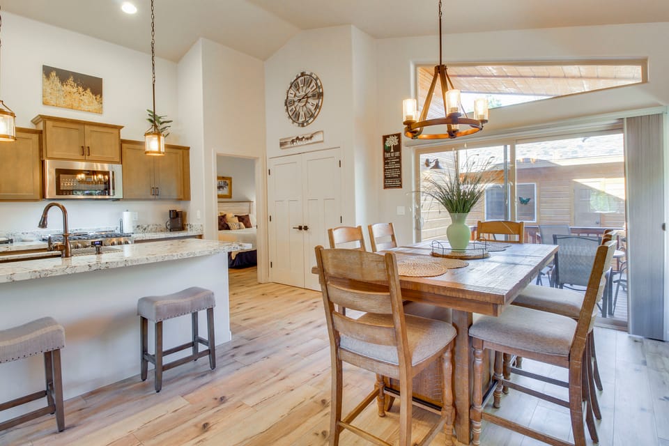 Walk to Rainbow Lake: High Country Retreat w/ Deck House in Pinetop-Lakeside